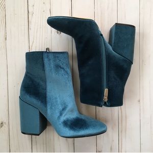 🖤Vince Camuto Velvet Booties🖤